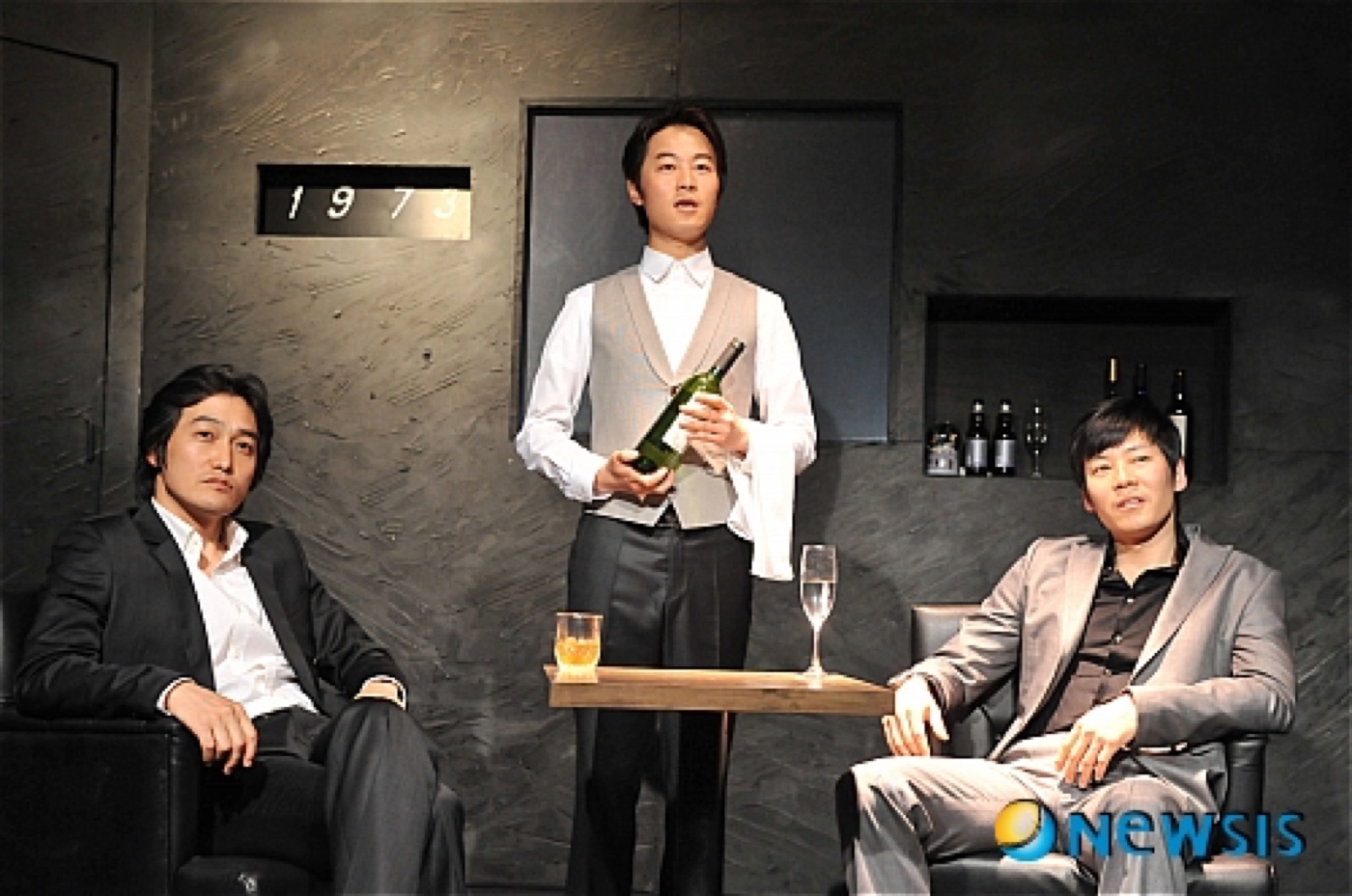 세 남자의 술자리 장면