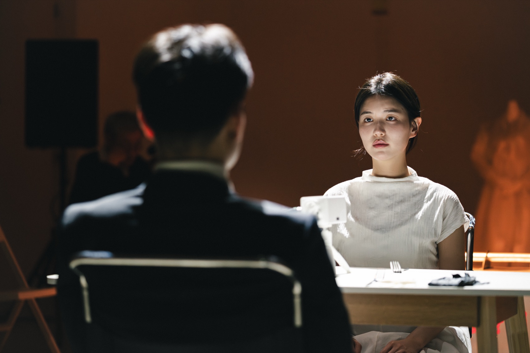 테이블을 사이에 두고 마주 앉은 두 사람