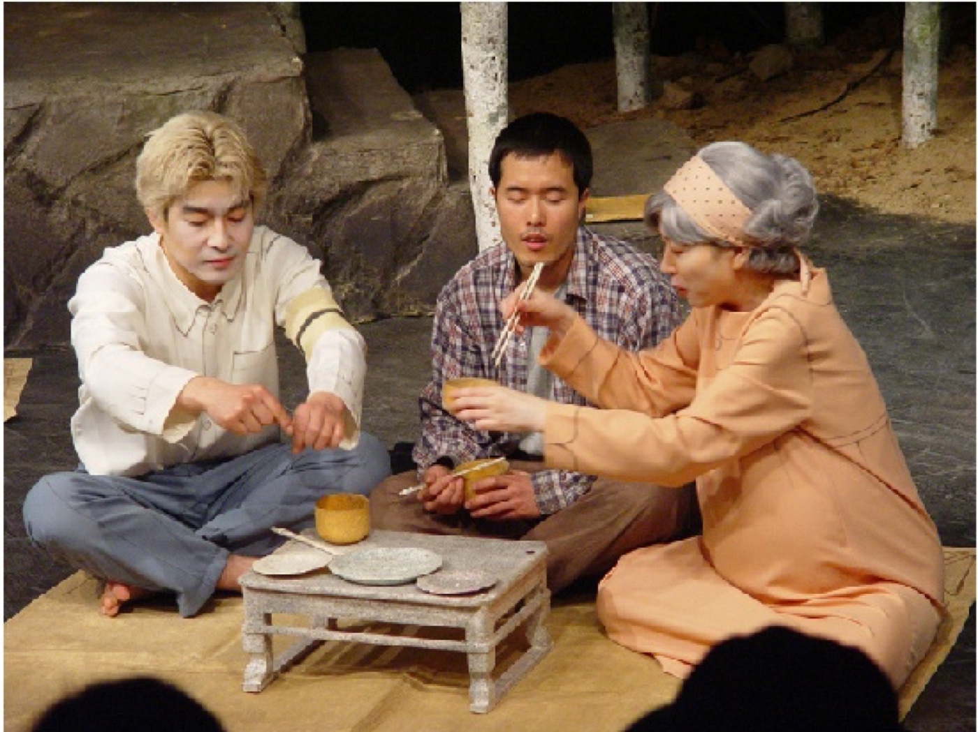 밥상 앞의 세 사람
