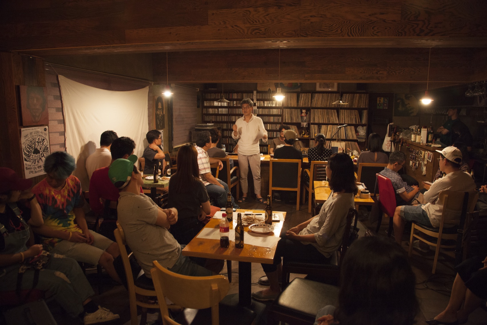 관객에 둘러싸인 코케인 공간에서 진행되는 퍼포먼스 — 냄새 피워서 죄송합니다, 2018
